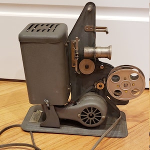 LINDSTROM 16mm Film Projector Model 1660 Vintage 