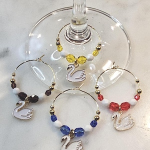White Swan Wein Charms mit Beutel Set von 4
