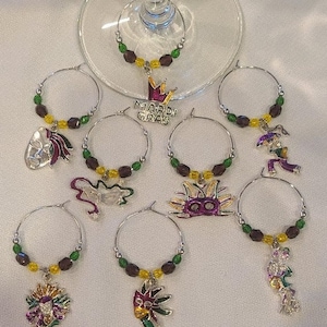 Juego de 8 amuletos de vino de Mardi Gras con bolsa