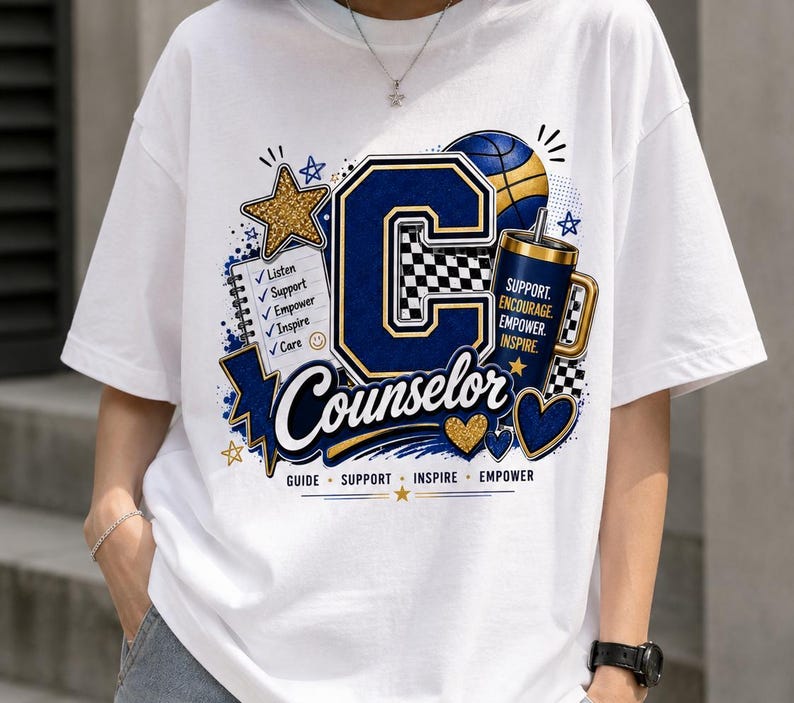 K&ouml;nnte beinhalten: Ein wei&szlig;es T-Shirt mit einem Grafikdesign, das einen gro&szlig;en dunkelblauen Buchstaben C, eine Checkliste mit den W&ouml;rtern Listen, Support, Empower, Inspire, Care und einen Becher mit dem Text Support, Encourage, Empower, Inspire zeigt. Enth&auml;lt Sterne, Herzen und das Wort Counselor.