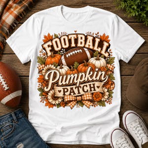 Op de afbeelding: Een wit t-shirt met een grafische print van een bruine football, oranje en witte pompoenen, zonnebloemen en herfstbladeren. De tekst luidt "FOOTBALL" in bruine blokletters en "Pumpkin PATCH" in bruin cursief schrift op een banner.