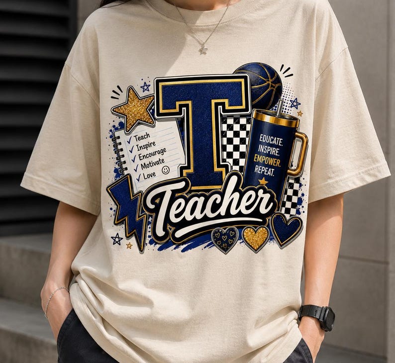 K&ouml;nnte beinhalten: Ein beiges T-Shirt mit einem Grafikdesign, das einen gro&szlig;en Buchstaben T, einen Notizblock mit einer Liste von W&ouml;rtern wie Teach, Inspire, Encourage, Motivate, Love sowie einen Becher mit dem Text EDUCATE, INSPIRE, EMPOWER, REPEAT und Teacher zeigt.