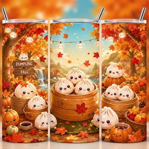 Pode incluir: Um copo cilíndrico com uma cena de floresta de outono, folhas de bordo, luzes, abóboras e cestos de bambu para cozinhar a vapor com personagens de bolinhos sorridentes. Uma placa de madeira exibe o texto DUMPLING FALL.