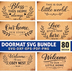 以下が含まれることがあります： 「Bless This Home」「This is our little world」「Welcome to our cozy nest」など、黒い筆記体で書かれたウェルカムメッセージが特徴のドアマットのコレクション。マットは自然なタン色で、葉の装飾が施されています。