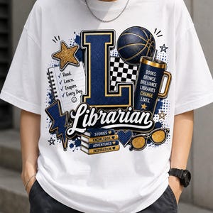 K&ouml;nnte beinhalten: Ein wei&szlig;es T-Shirt mit einem Grafikdruck, der einen gro&szlig;en Buchstaben L, einen Basketball, einen Becher mit dem Text BOOKS. BROWSE. BRILLIANCE. LIBRARIES CHANGE LIVES., einen Notizblock, einen B&uuml;cherstapel mit den Aufschriften STORIES, KNOWLEDGE, ADVENTURES, INSPIRATION und eine Brille zeigt.