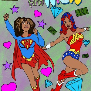 Puede incluir: Ilustración estilo cómic con dos superheroínas. Una lleva un traje azul y rojo con una "W", la otra un atuendo rojo, azul y dorado. El fondo es verde y morado con corazones, estrellas, diamantes y billetes.