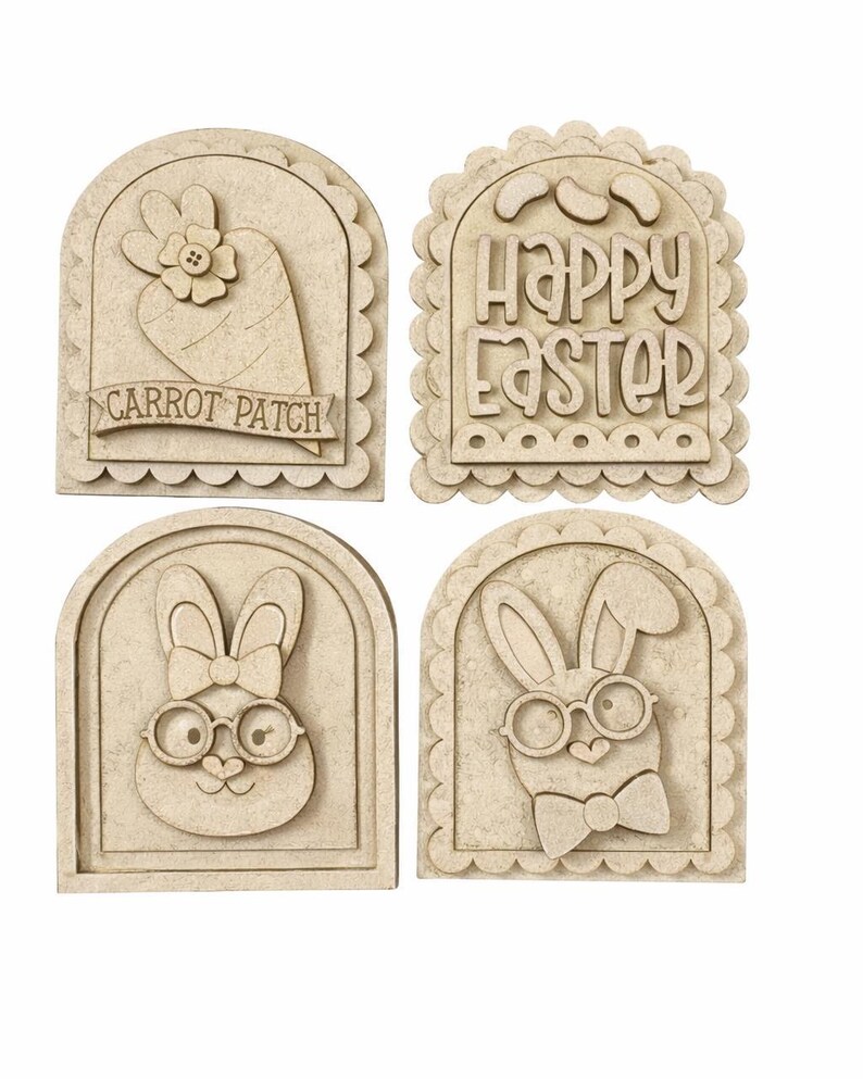Pode incluir: Quatro decora&ccedil;&otilde;es de P&aacute;scoa em madeira. Uma apresenta uma cenoura com uma flor e o texto "CARROT PATCH". Outra diz "HAPPY EASTER". As outras duas retratam coelhos usando &oacute;culos e gravatas borboleta. Todos s&atilde;o de cor castanho claro.