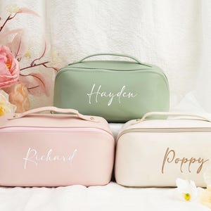 Personalisierte Leder bestickte Make-up-Tasche, Kosmetiktasche mit großer Kapazität, Geschenk für Freundin, Brautjungfer Geschenk, Valentinstag Geschenk Frauen