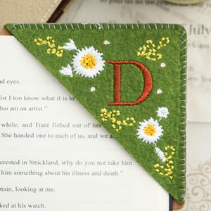 Personalized Hand Embroidered Corner Bookmark, Felt Triangle Page Stitched Corner Handmade Bookmark, Gift For Her,Gifts for Readers