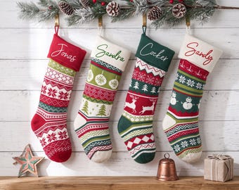 Calcetín navideño de punto personalizado 2026, calcetín con nombre bordado a medida, calcetín familiar de renos y copos de nieve, decoración navideña para la chimenea.