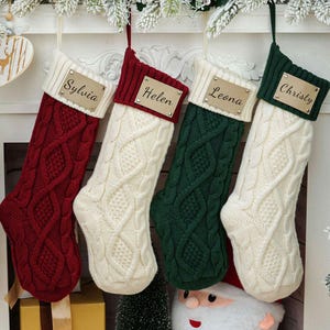 Personalisierter gestrickter Weihnachtsstrumpf: Gravierter Lederaufnäher