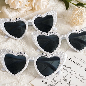 Handgefertigte dekorative Gläser, Liebesgläser, personalisierte Perlengläser, Brautsonnenbrille Bachelorette Hochzeit, Perlensonnenbrille mit Namen