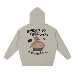 Könnte beinhalten: Ein beigefarbener Kapuzenpullover mit einer Cartoon-Illustration auf der Rückseite, die einen Mann mit Schnurrbart in einem beigen Hemd und dunkler Hose zeigt. Der Text lautet EPPESEN TO ARFALI MOU, WTF und MY BELLY BUTTON FELL.
