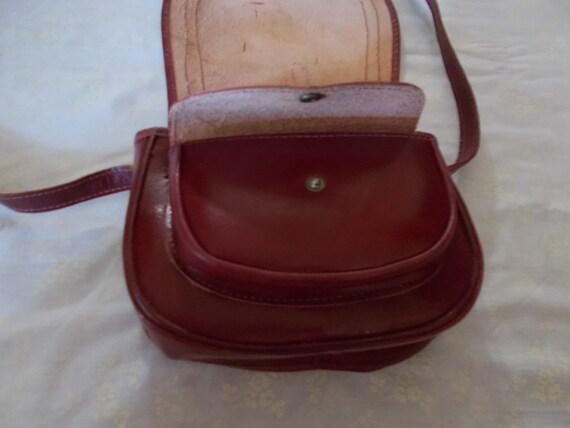 FREE Shipping-Vintage 1970's Burgundy Leather Saddle Bag Style Shoulder Strap with Raised Foil Rose Purse/Made in India View 4