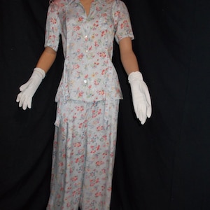 FREE Shipping-Vintage 1940&#39;s Womens Pajamas PJ&#39;s Flowered 2 Piece Set Top and Bottoms Lounge Lingerie New Old Stock