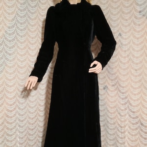 Vintage 1930s Womens Black Velvet Opera Coat with Covered Buttons, Satin Fully Lined with Decorated Lace, Inside Pocket and Side Tie