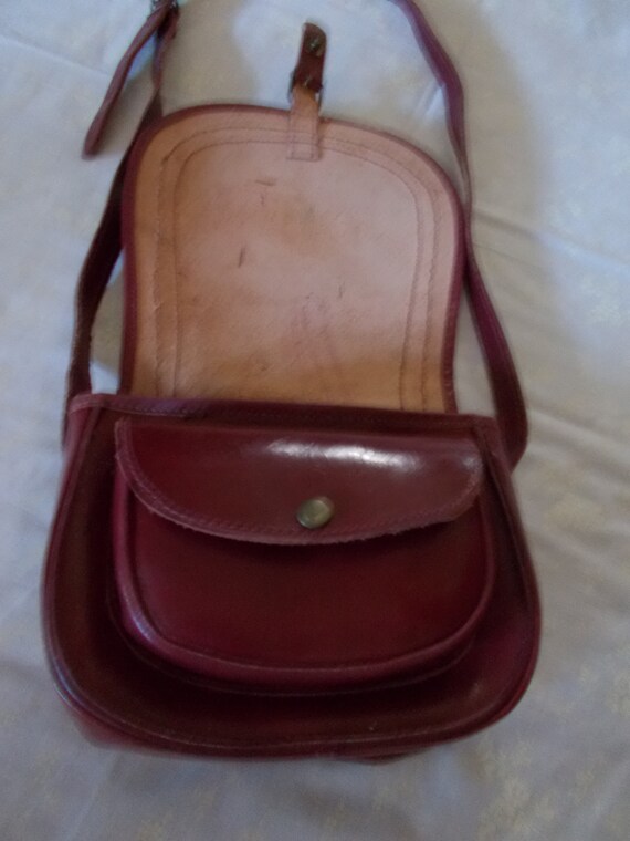 FREE Shipping-Vintage 1970's Burgundy Leather Saddle Bag Style Shoulder Strap with Raised Foil Rose Purse/Made in India View 3