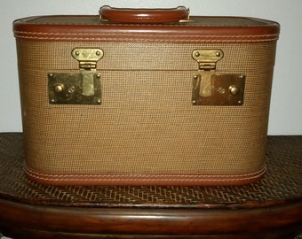 Free Shipping- Vintage 1950s Tweed look Travel Bag, Train Bag, Make Up Bag, Carry on Bag, Overnight Bag, Vintage Luggage