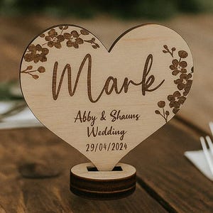 Rustiek hart bruiloft plaatskaart - gepersonaliseerde houten naaminstelling - tafeldecor voor bos- of buitenbruiloft