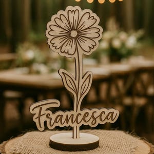 Nome de lugar floral de madeira personalizado – 16 cm de carvalho cortado a laser, decoração de casamento - Nomes de lugar florais de madeira para casamento ao ar livre em floresta