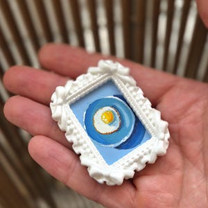 Mini dipinto di uovo fritto – Opera d'arte acrilica originale dipinta a mano su carta telata – Piccola e stravagante opera d'arte murale – Regalo unico di cibo in miniatura.