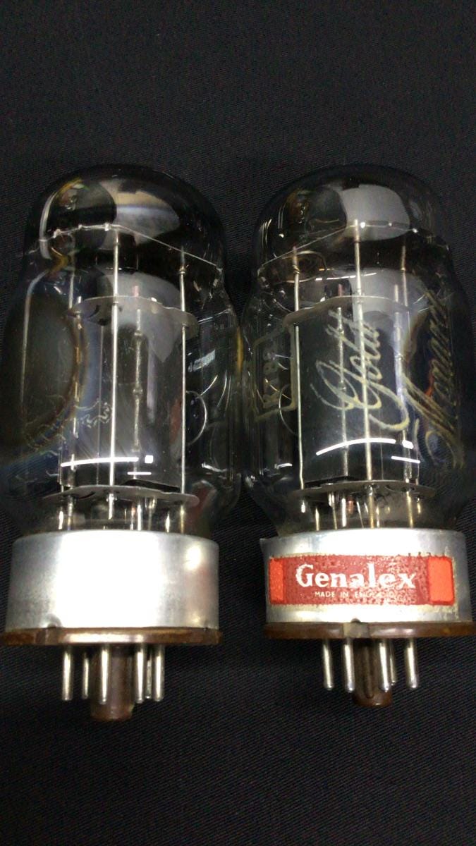 ÓTIMO PAR de válvulas a vácuo Genelex Gold Lion KT88 vintage para amplificadores do Reino Unido, testadas e com classificação O.9785.