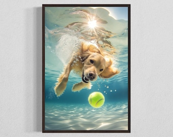 Könnte beinhalten: Ein Golden Retriever schwimmt unter Wasser mit einem gelben Tennisball im Maul. Der Hund schaut mit offenem Maul zur Kamera. Das Wasser ist klar und blau.