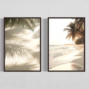 Puede incluir: Dos impresiones enmarcadas de una escena de playa tropical. La impresi&oacute;n de la izquierda muestra las sombras de las hojas de palmera en una playa de arena blanca. La impresi&oacute;n de la derecha muestra palmeras en una playa con olas rompiendo en la orilla.