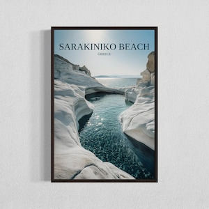 Pode incluir: Uma fotografia emoldurada de uma formação rochosa branca com uma lagoa azul turquesa no meio. O texto "SARAKINIKO BEACH GREECE" está no topo da imagem.