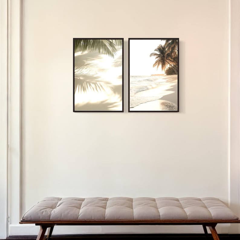 Puede incluir: Dos fotograf&iacute;as enmarcadas de una escena de playa tropical. La foto de la izquierda muestra hojas de palmera y sombras proyectadas sobre la arena. La foto de la derecha muestra una playa con palmeras y olas del oc&eacute;ano.