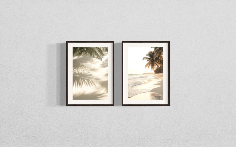 Puede incluir: Dos impresiones enmarcadas de escenas de playa tropical. La impresi&oacute;n de la izquierda muestra sombras de palmeras en una playa de arena. La impresi&oacute;n de la derecha muestra una palmera en una playa con olas rompiendo en la orilla.