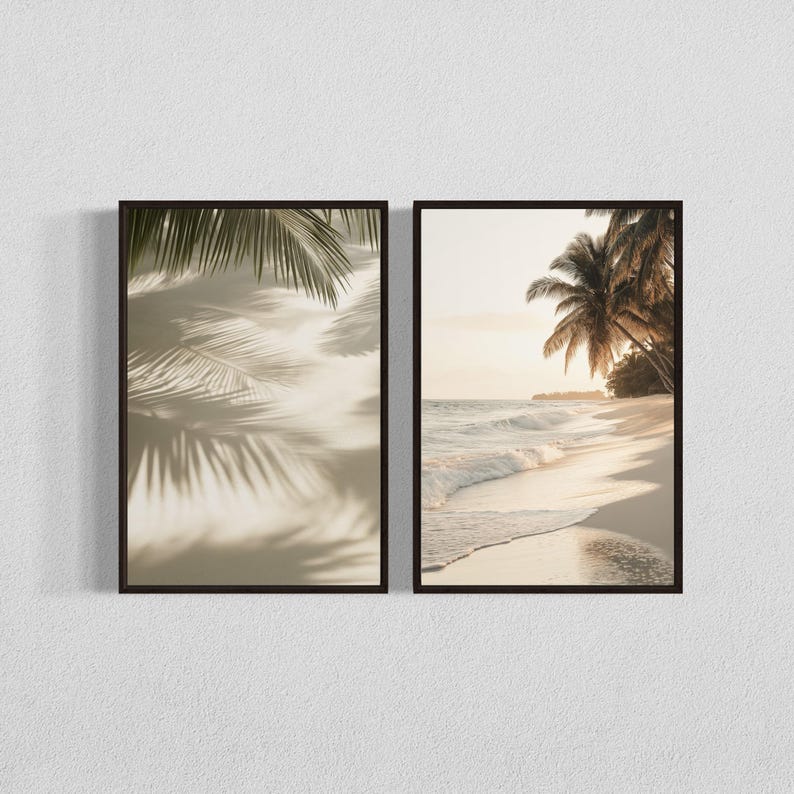 Puede incluir: Dos impresiones enmarcadas de una escena de playa tropical. La impresi&oacute;n de la izquierda muestra las sombras de las hojas de palmera en una playa de arena. La impresi&oacute;n de la derecha muestra una palmera en una playa con olas rompiendo en la orilla.