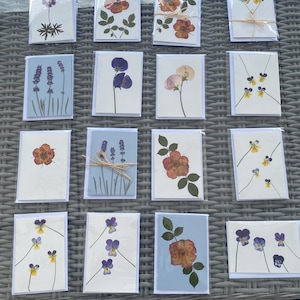 Tarjeta con flores reales - flores prensadas - hecha a mano - interior en blanco - tarjeta con flores secas - saludos - aniversario - cumpleaños - agradecimiento - única