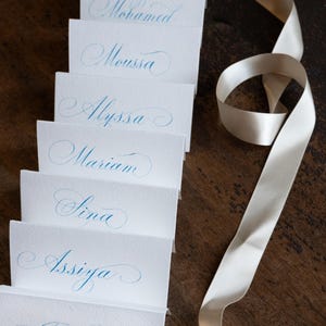 Tarjetas de lugar con caligrafía personalizada para bodas y fiestas
