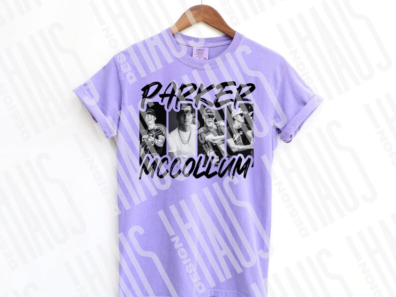 Pode incluir: Uma t-shirt lil&aacute;s clara com uma imagem a preto e branco de Parker McCollum. O texto "PARKER MCCOLLUM" est&aacute; impresso a preto acima e abaixo das imagens. A t-shirt est&aacute; pendurada num cabide de madeira.