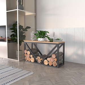 Könnte beinhalten: Ein schwarzer Metall- und Holz-Scheitlager mit einem dreieckigen Design. Das Lager ist mit gestapelten Scheiten gefüllt und steht auf einem Holzboden.