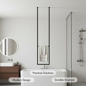 Può includere: Un interno bagno moderno con una vasca da bagno bianca, un portasciugamani nero e un box doccia in vetro. La stanza ha un design minimalista con uno specchio rotondo e un mobiletto in legno. Le parole "Practical Solutions", "Modern Design" e "Durable Structure" sono visualizzate.