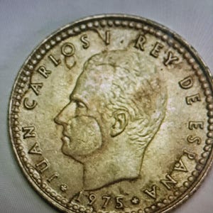 Moneda de 1 pesetas año 1975. Rey Juan Carlos I, error de acuñación muy visible en la cara.