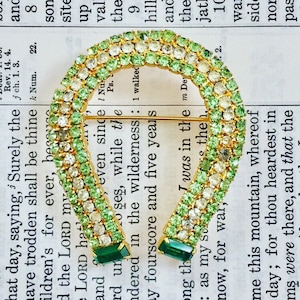 HORSESHOE Green Brooch vintage 1950s Rhinestone
