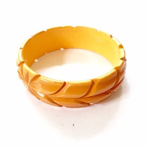 Vintage 1930s  BAKELITE Carved Butterscotch Bangle Bracelet