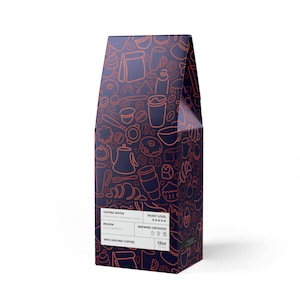 Puede incluir: Una bolsa de café azul y naranja con un patrón de tazas de café, donuts y otras imágenes relacionadas con el café. La bolsa está etiquetada con "100% Ground Coffee" y "12oz".