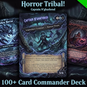 Puede incluir: Tres cartas coleccionables de fantasía con ilustraciones oscuras y detalladas. Las cartas presentan el texto "Horror Tribal!" y "100+ Card Commander Deck." Una carta representa un kraken, otra un pirata y la tercera una figura encapuchada.