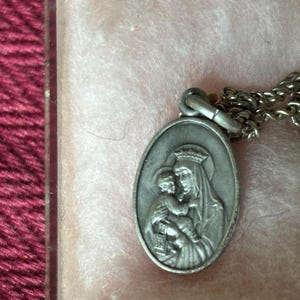 Raro y único escapulario antiguo de los años 30 María con el Niño y el Sagrado Corazón, 2 lados, de metal ponible, con imagen de María.