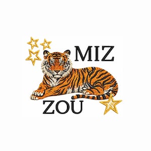 Puede incluir: Un parche bordado con un tigre detallado a rayas naranjas y negras, con la palabra "MIZ ZOU" en letras negras. Acentos de estrellas doradas adornan el tigre.