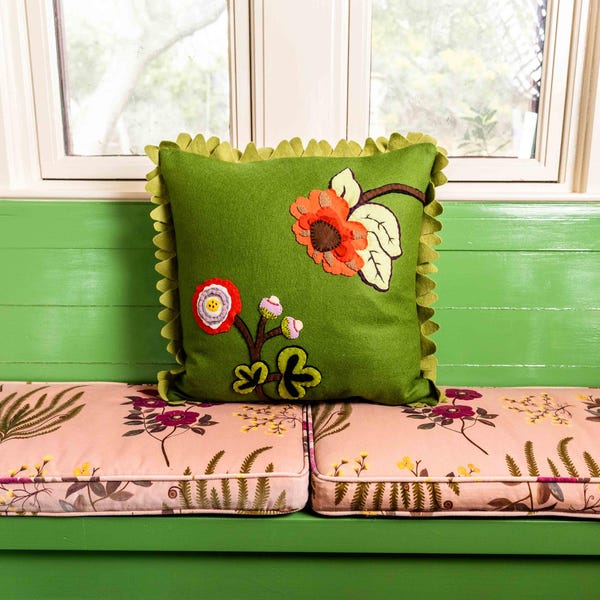 Almohada de fieltro hecha a mano – Cojín con apliques botánicos verdes – Manta floral de inspiración natural – Lana merino estilo cottagecore – Decoración del hogar tradicional