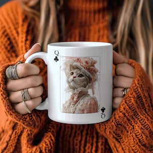 Queen of Clubs British Kurzhaar-Katzenbecher - Elegantes Kartendesign, einzigartiges Geschenk für Katzenliebhaber, Kaffeetasse im Spielkartenstil