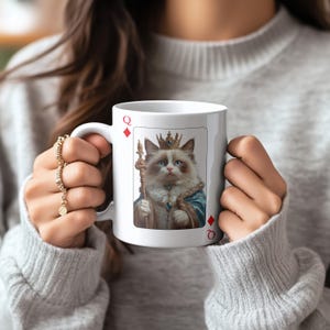 Queen of Diamonds Ragdoll Katzenbecher - Elegantes Kartendesign, einzigartiges Geschenk für Katzenliebhaber, Spielkartenstil Kaffeetasse