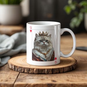 Mok Queen of Hearts Perzische kat - koninklijk kaartontwerp, uniek kattenliefhebbercadeau, koffiekopje speelkaartstijl