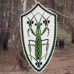 Geborduurde patch bidsprinkhaan – opstrijkbare insectenpatch, appliqué natuur entomologie voor spijkerjasje, rare decoratieve patch