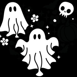 Puede incluir: Una ilustraci&oacute;n en blanco y negro de tres fantasmas y una calavera con una calabaza de fondo. Los fantasmas est&aacute;n volando en el aire y la calavera est&aacute; sentada encima de la calabaza.
